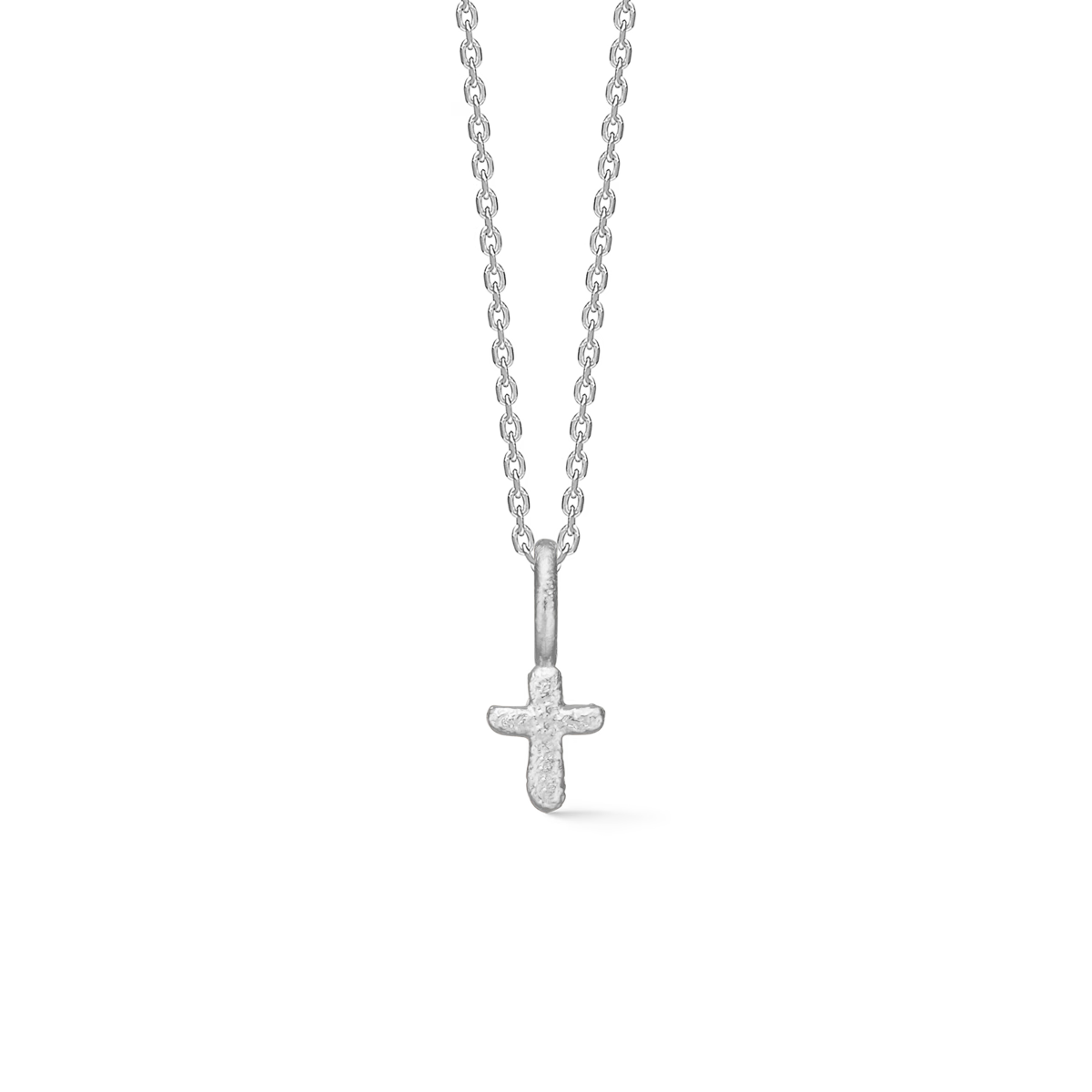 studio-z-faithful-cross-necklace-in-silver zeigt einen eleganten Kreuzanhänger in Silber an einer klassischen Kette. Modell 7120358-1