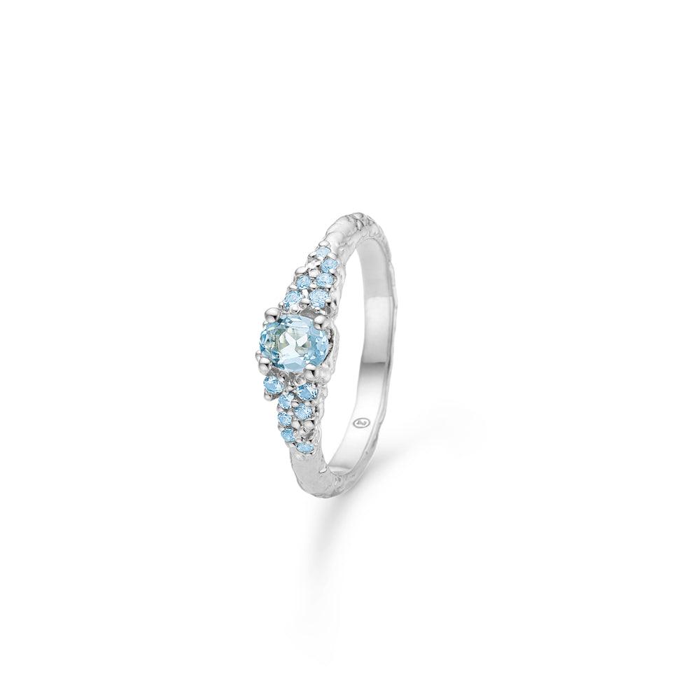 studio-z-fragments-silver-ring-with-blue-zirconia zeigt einen Silberring mit hellblauem Zirkonia, stilvoll platziert in einem einzelnen Produktfoto, Modell 7147861-001-1.