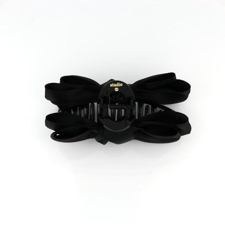 studio-z-hairclip-satin-bow-black aus glänzend schwarzem Kunststoff mit Satinschleife, von oben gesehen. Modell 7980020-2
