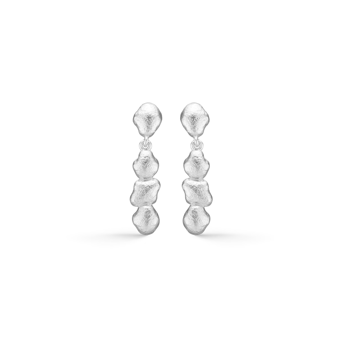 Studio Z Lumi Ohrringe in Silber, organische Formen, elegantes Design auf schwarzem Hintergrund. Modell 7110940