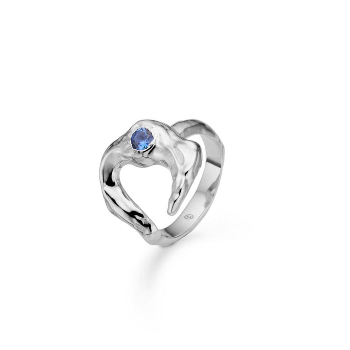 studio-z-lunar-solv-ring-m-bla-zirkonia zeigt einen silberfarbenen Ring mit blauem Zirkonia, organische Form. Modell 7147881-001