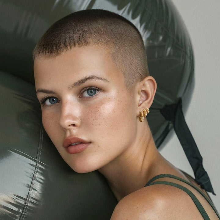 Studio Z Seashell Secrets vergoldete Ohrringe, abgebildet am Modell mit kurzen Haaren, goldfarben, Modell 7210906-2