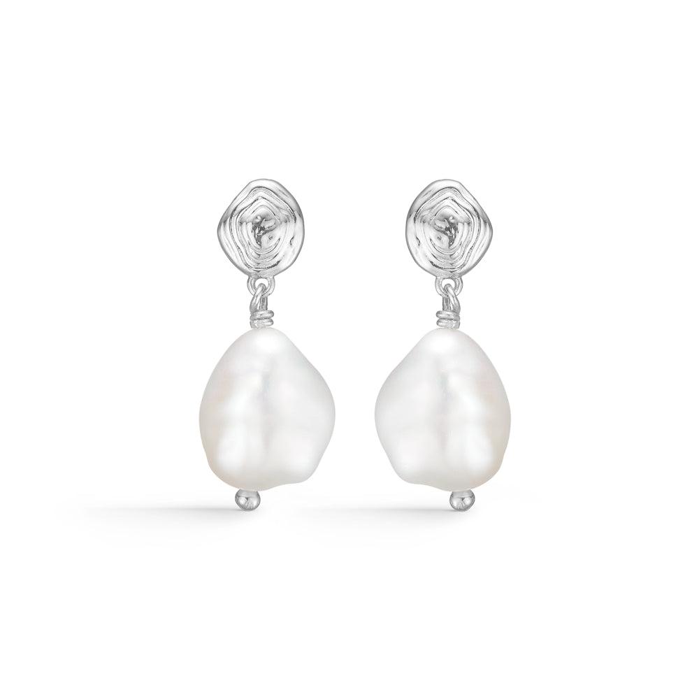 Studio Z Shell Ohrringe präsentiert ein Paar elegante Silberohrringe mit weißen Barockperlen. Modell 7113834-1
