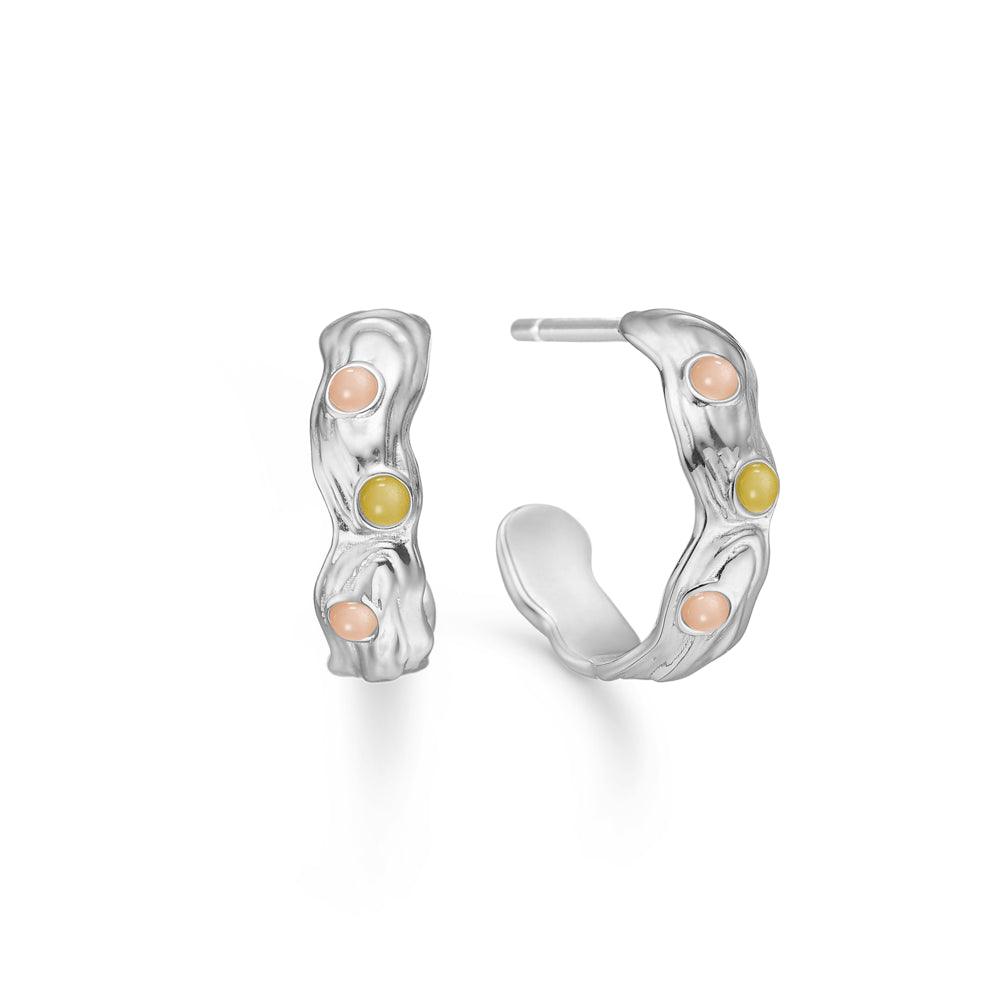 Studio Z Shell Silver Hoops with Zirconia zeigt silberne Creolen mit Wellenform und farbigem Zirkonia. Modell 7117849.