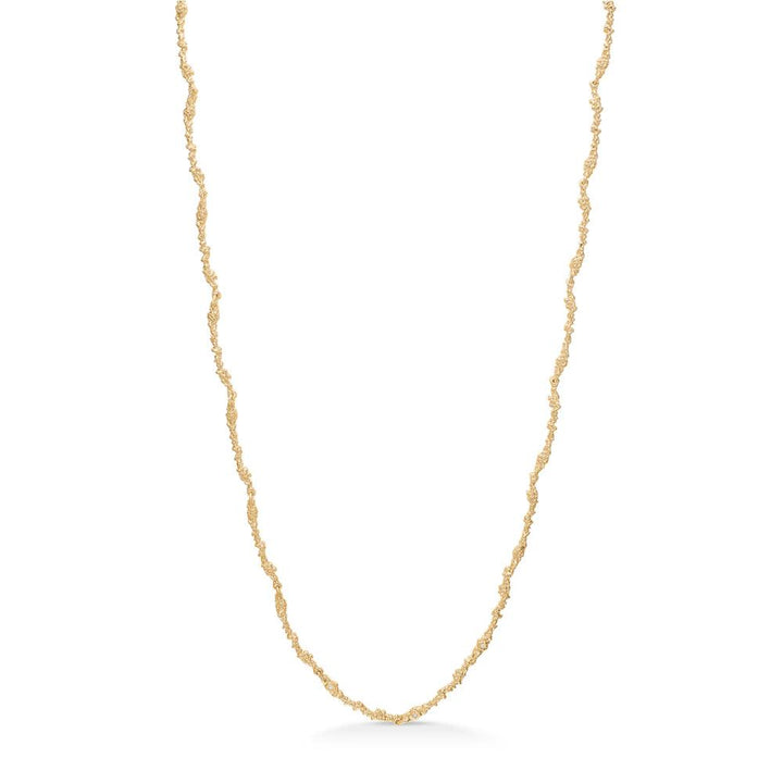 Die Silica-Halskette von Studio Z zeigt eine dünne, gedrehte Goldkette mit strukturierter Oberfläche auf weißem Hintergrund. Modell 7227805-1