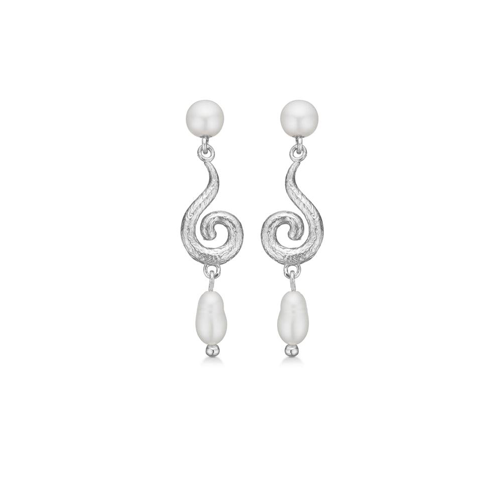 Studio Z Solv Curiosity Ohrringe zeigen elegante Silberohrringe mit gedrehtem Design und weißen Perlen. Modell 7113870