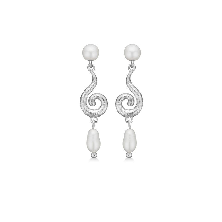 Studio Z Solv Curiosity Ohrringe zeigen elegante Silberohrringe mit gedrehtem Design und weißen Perlen. Modell 7113870
