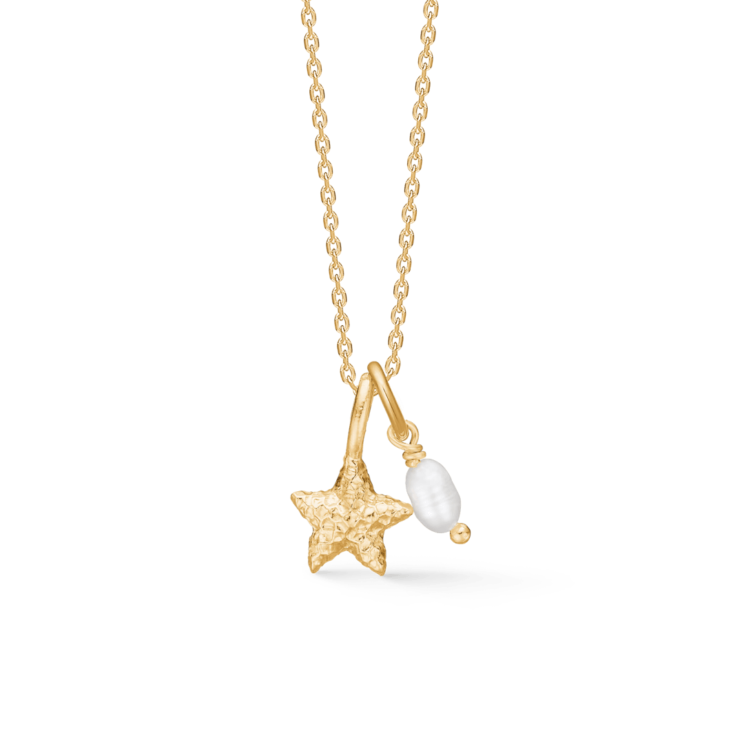 studio-z-starfish-luster-gold-platted-necklace-with-starfish-pendant zeigt eine elegante vergoldete Kette mit detaillierten Seestern- und Süßwasserperlenanhängern. Modell 7223903-1
