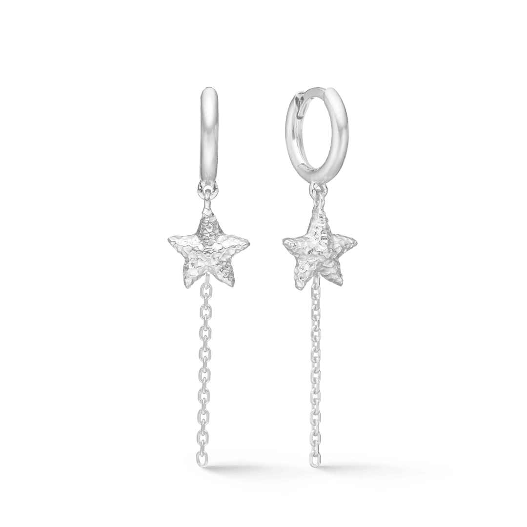 Studio Z Starfish Lustre Silver Creole mit Seestern zeigt ein Paar runde Silberohrringe mit Sternanhänger und Kette, Modell 7110903-1.