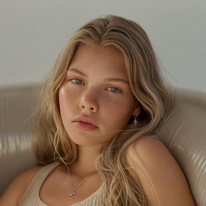 Studio Z Starfish Lustre silberne Seestern-Halskette, getragen von Model, Modell 7123903-2