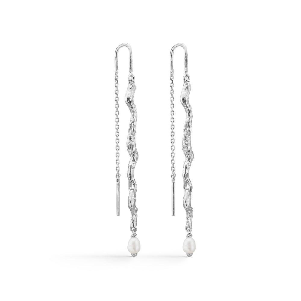 studio-z-tangled-orehaenger-solv-m-pearls zeigt lange silberne Ohrringe mit gedrehtem Design und weißen Perlen. Modell 7103826-1