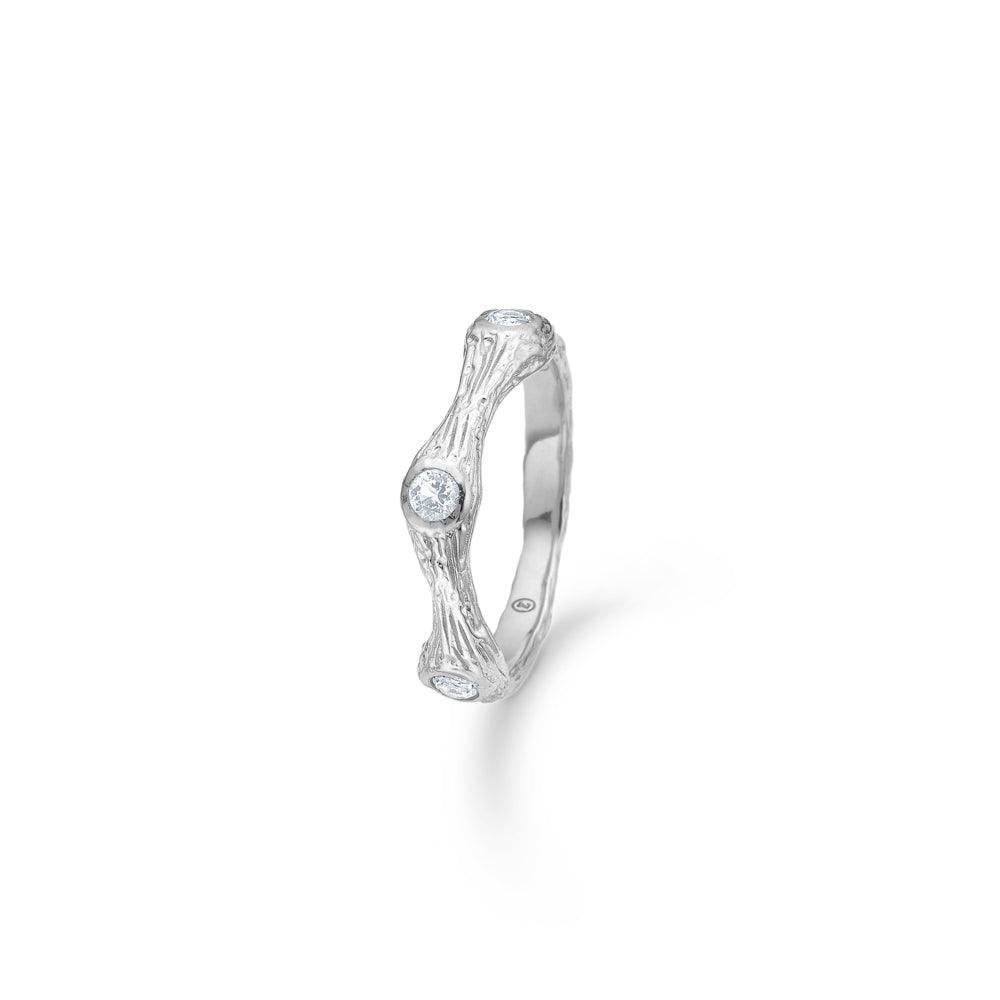 Studio Z Tangled Ring mit strukturiertem Silber und eingefassten Steinen auf weißem Hintergrund. Modell 7147814-001.