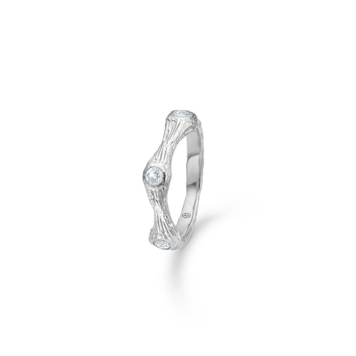 Studio Z Tangled Ring mit strukturiertem Silber und eingefassten Steinen auf weißem Hintergrund. Modell 7147814-001.