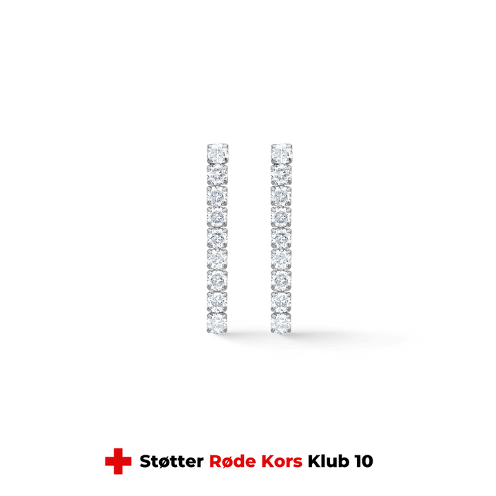 Studio Z Tennis-Ohrringe 30 mm in Silber mit Zirkonia, elegante Creolen mit klaren Steinen auf weißem Hintergrund. Modell 7117000-1