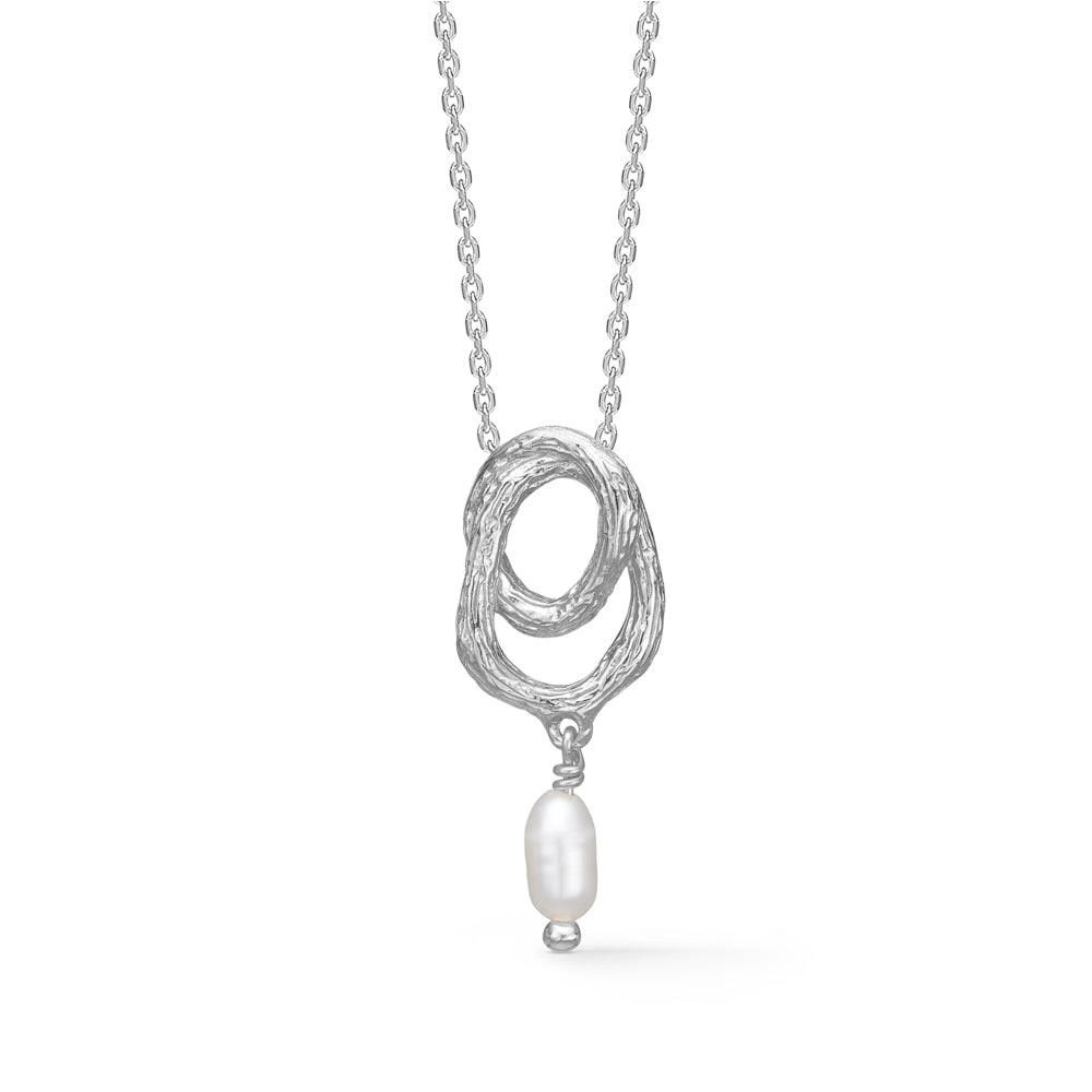 Die Studio Z Twine Silver Necklace with Pearl zeigt einen organisch geformten Silberanhänger mit einer einzelnen weißen Perle, Modell 7123853-1.