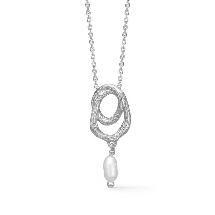 Die Studio Z Twine Silver Necklace with Pearl zeigt einen organisch geformten Silberanhänger mit einer einzelnen weißen Perle, Modell 7123853-1.