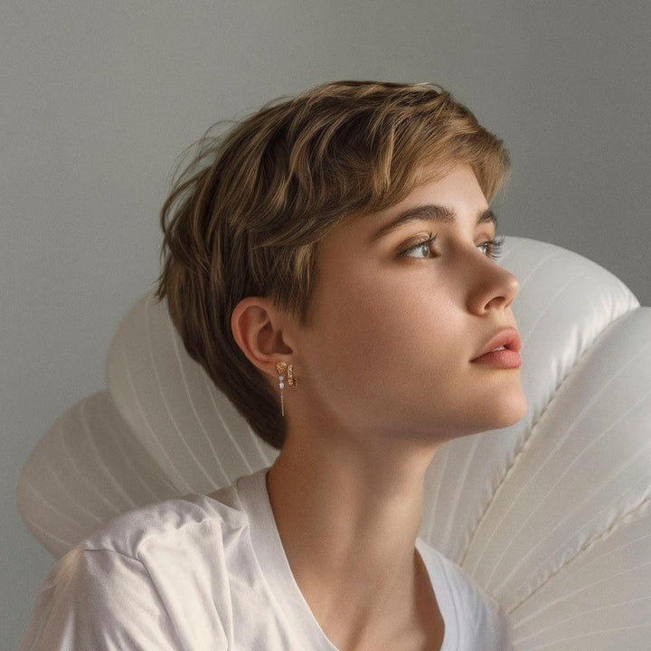 studio-z-urchin-elegance-vergoldete-perlenohrringe am Modell abgebildet, goldene Farben und elegantes Design, Modell 7217920-2