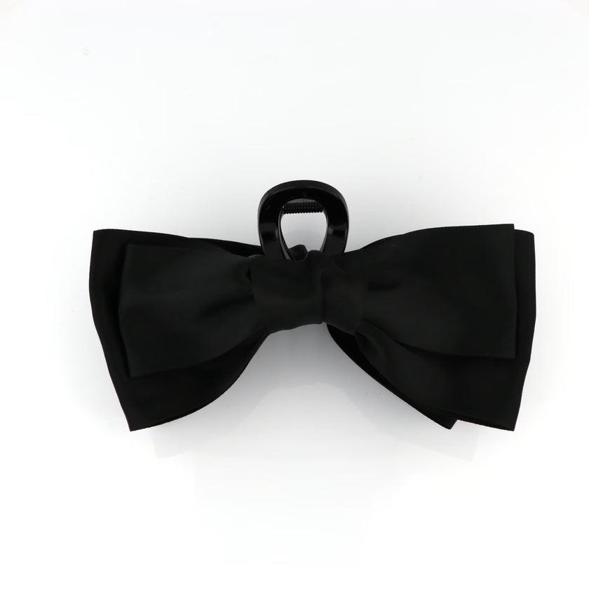 Studio Z XL Hair Clip Satin Bow Black zeigt eine elegante schwarze Satinschleife auf einer großen Haarspange. Modell 7980021-1