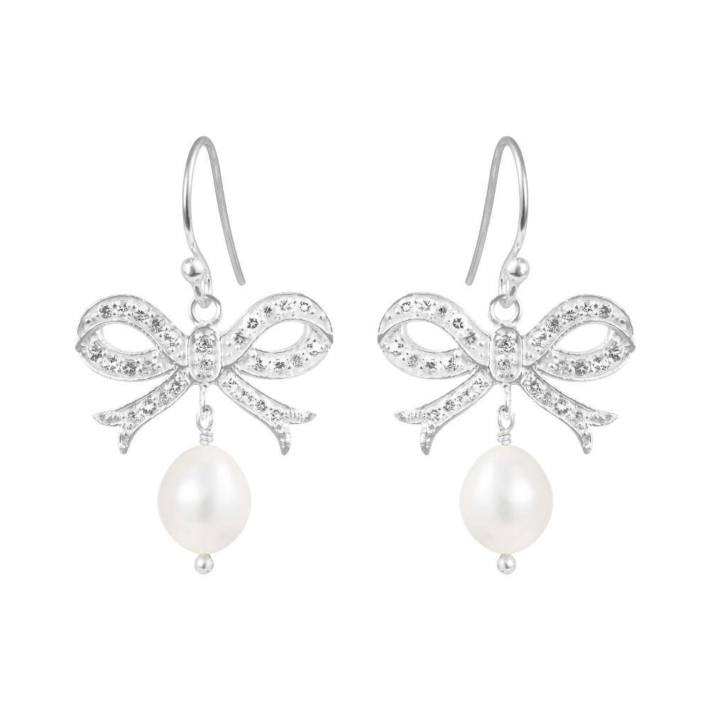 Susanne Friis Bjørner Silberohrringe mit Schleife und weißer Perle, Vorderansicht. Modell 5067-1-900-1.