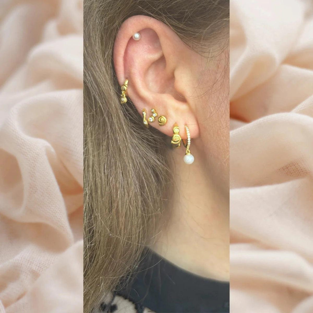 The Earring Shop Damona Huggie - Øreringe - FW2401