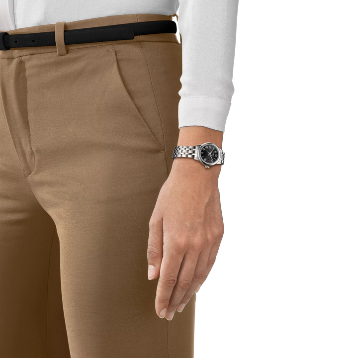 Tissot Classic Dream Lady am Handgelenk, silberne Stahlkette und schwarzes Zifferblatt, Modell T1292101105300.