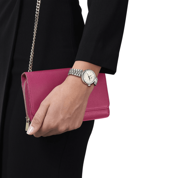 Tissot Desir 28 mm Perlmuttzifferblatt und Diamanten am Handgelenk, silbernes Uhrenarmband, eleganter Look. Modell T1520101111600