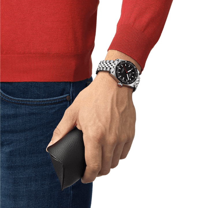 Tissot PR516 Powermatic 80 mit schwarzem Zifferblatt, am Handgelenk getragen, Stahlglied, Modell T1494071105100