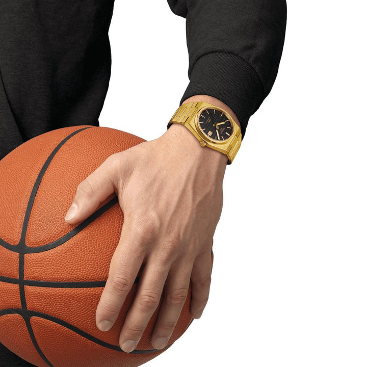 Tissot PRX Powermatic 80 Damian Lillard Special Edition Wear On Hand mit Basketball-Goldtonuhr. Modell T1374073305100
