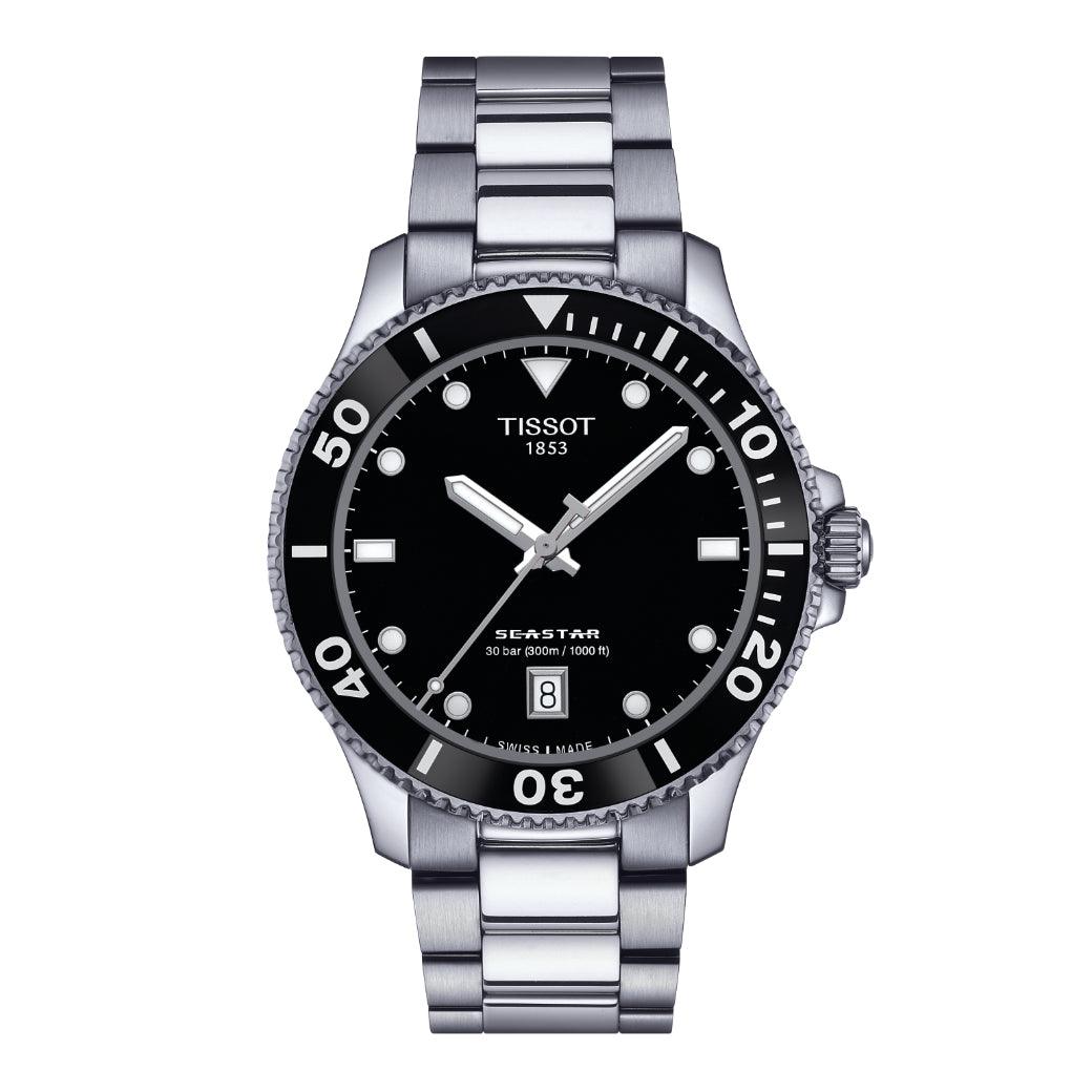 Tissot Seastar 1000 40mm zeigt eine silberne Armbanduhr mit schwarzem Zifferblatt und deutlichen weißen Markierungen, Modell T1204101105100.