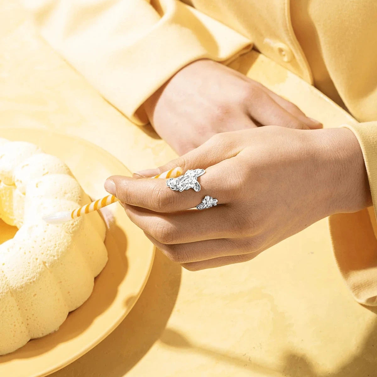 Vincent Archaic Shadow Solv Ring auf der Hand, organischer Silberring in heller, moderner Fassung. Modell vj105-watch-001.