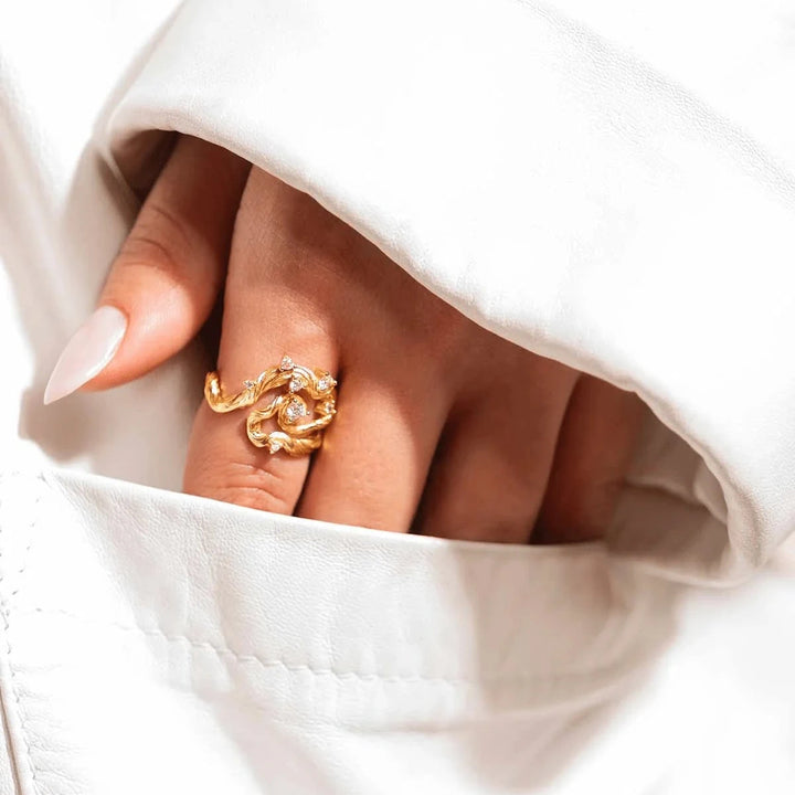 Vincent Aurum Roots Ring vergoldet mit weißen Kristallen auf der Hand, elegantes, von der Natur inspiriertes Design. Modell VJ251-URG-001