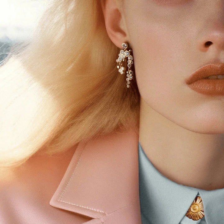 Vincent Lost Ember vergoldete Ohrringe am Modell mit blonden Haaren, elegantes Design mit Perlendetails. Modell VJ156-UEG-2