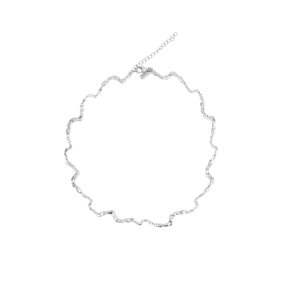 Vincent Nightfall Silberhalskette auf weißem Hintergrund mit welliger, glänzender Silberstruktur. Modell VJ127