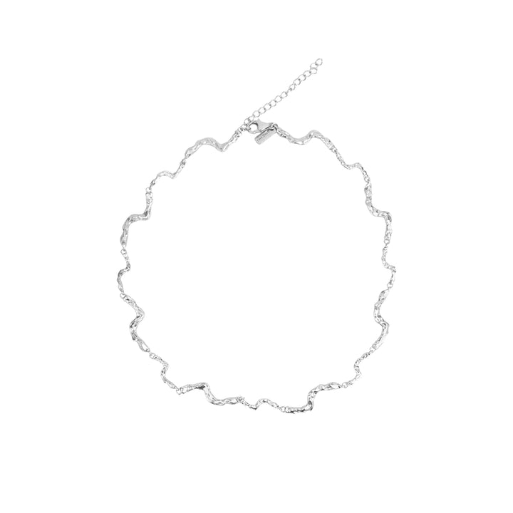 Vincent Nightfall Silberhalskette auf weißem Hintergrund mit welliger, glänzender Silberstruktur. Modell VJ127