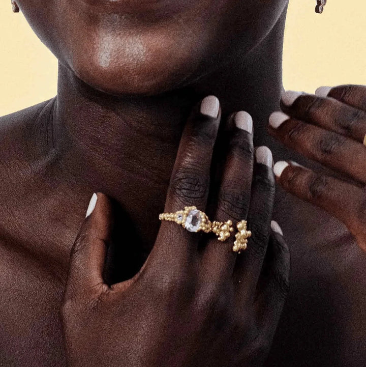 Vincent Orb Chronicles vergoldeter Ring abgebildet, elegantes Design mit klarem Stein, Modell VJ163-URG-001-2.