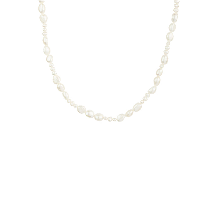 Vincent Venus Conspiracy vergoldete Perlenkette, weiße unregelmäßige Perlenkette auf hellem Hintergrund. Modell vj087.