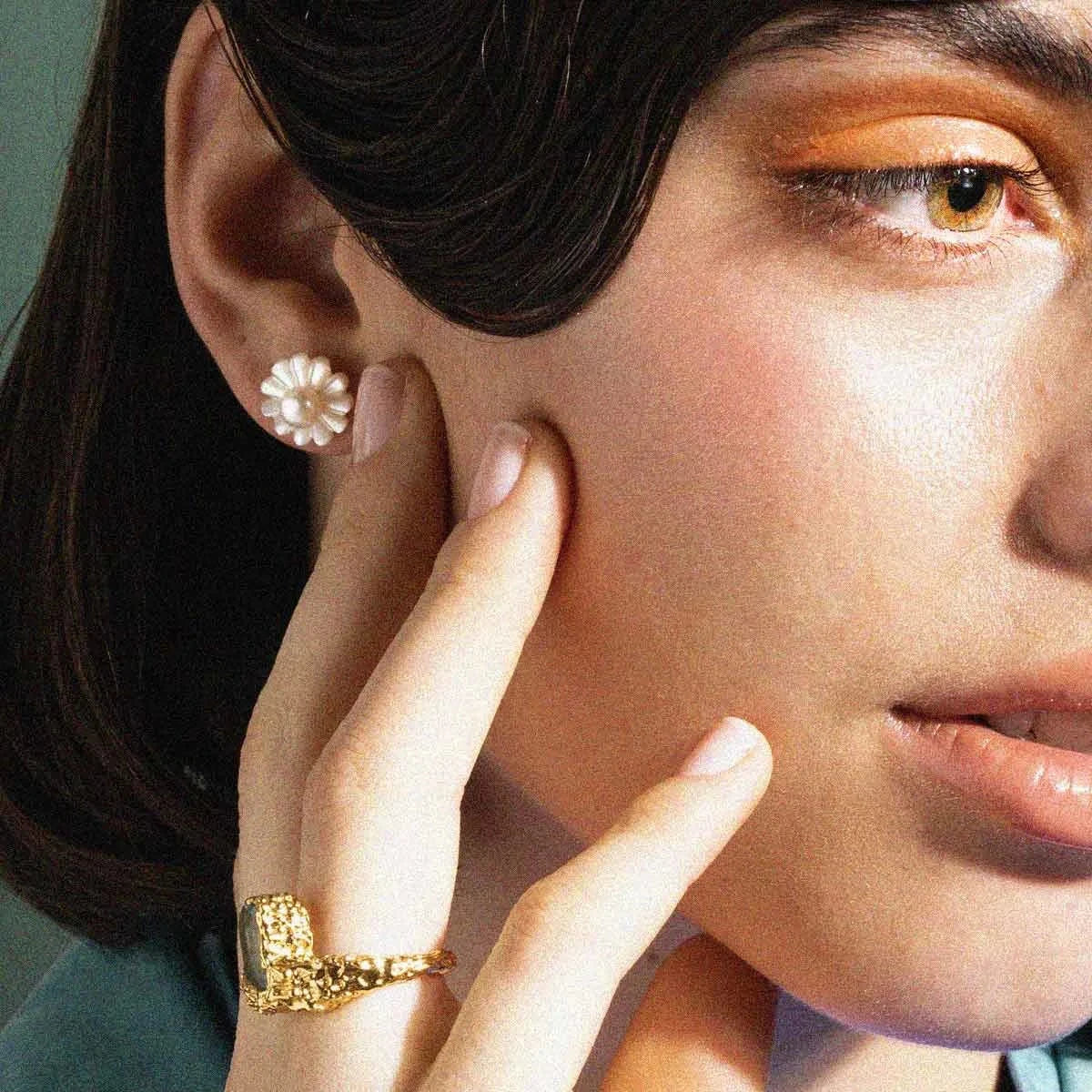 Vincent Venus Daydream Dot Pearl Ohrringe vergoldet, wirkt abgenutzt, Perlenblumendesign im Ohr. Modell VJ106-UEG-1.