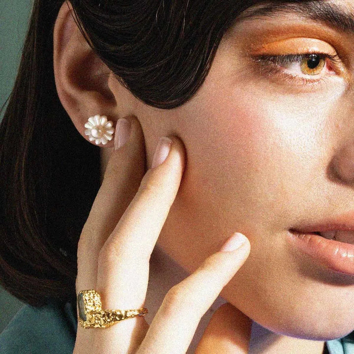 Vincent Venus Daydream Dot Pearl Ohrringe vergoldet, wirkt abgenutzt, Perlenblumendesign im Ohr. Modell VJ106-UEG-1.