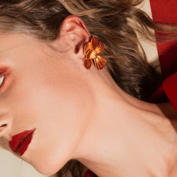 Vincent Wildflower Ample Ohrringe vergoldet, abgebildet am Modell, Blumenmuster aus goldenem Metall. Modell VJ190-UEG-1