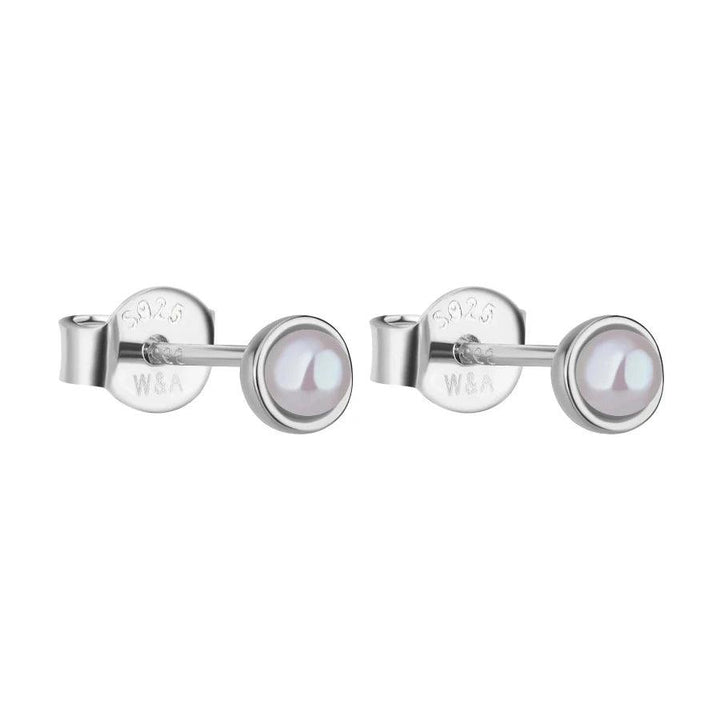 Wioga Adora-Ohrringe aus Silber mit runder Perle, schlicht und elegant. Modell E-8402-S-1.