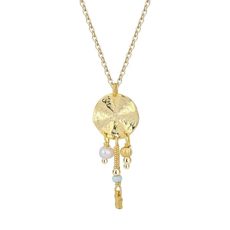 Wioga Amaja-Halskette aus vergoldetem Silber mit gehämmertem Anhänger und Perlendetails, Modell N-8439-GP-1.