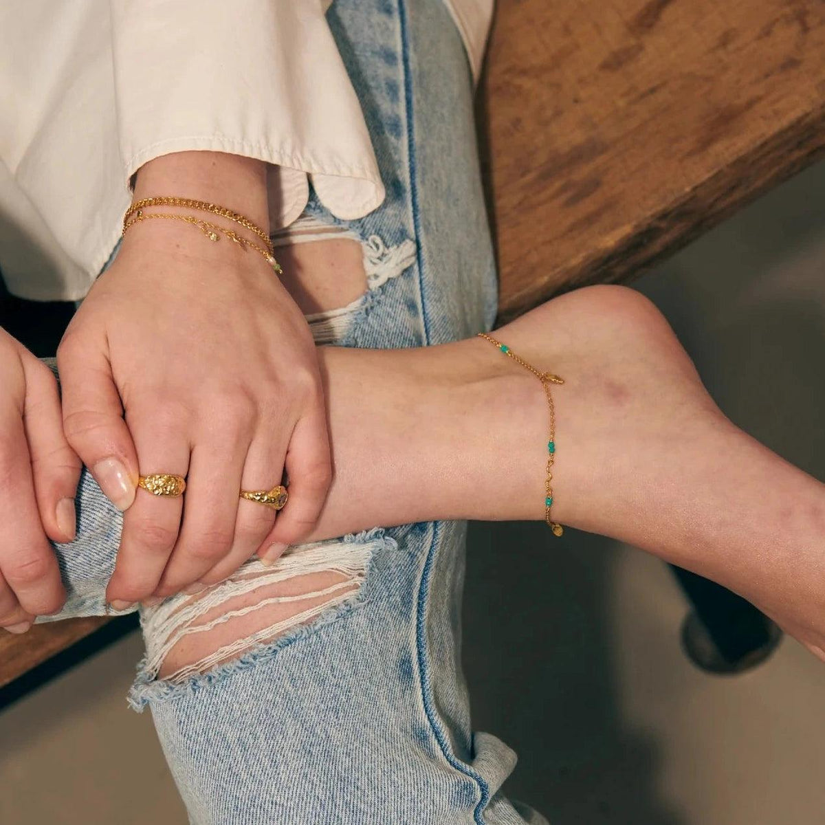 Wioga Octavia-Knöchelkette vergoldet mit Türkis am Knöchel, lässiger Stil. Modell A-8638-GP-1.