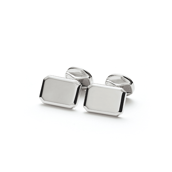 Alexander Lynggaard Hope Cufflinks zeigt ein Set rechteckiger Manschettenknöpfe in glänzender Silberoptik. Modell H31407-1