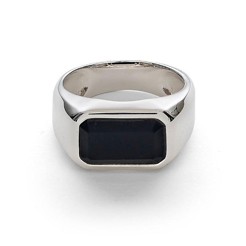 Der Alexander Lynggaard Ring Hope Signet Black zeigt einen silbernen Ring mit einem schwarzen rechteckigen Stein. Modell h70011-002-1.