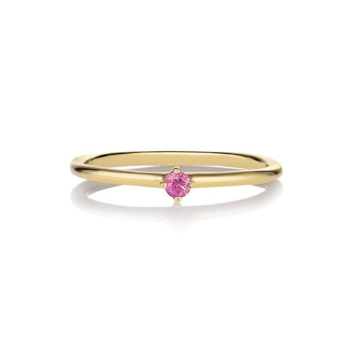 anpe-atelier-malene-pink-sapphire-2-5-ring-14kt zeigt einen eleganten Goldring mit einem kleinen runden rosa Saphir in der Mitte, Modell 2447-002-1.