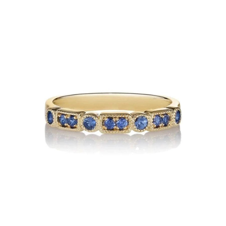 Blauer Ring von anpé atelier trine ji in Nahaufnahme, mit blauem Stein in detailliertem Goldband. Modell 2566-001-1