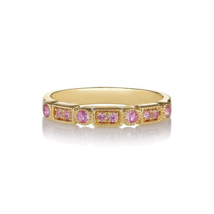 Anpe Atelier Trine Ji Light Pink Sapphires Ring zeigt einen Goldring mit rosa Saphiren, Modell 2416-1-001-1