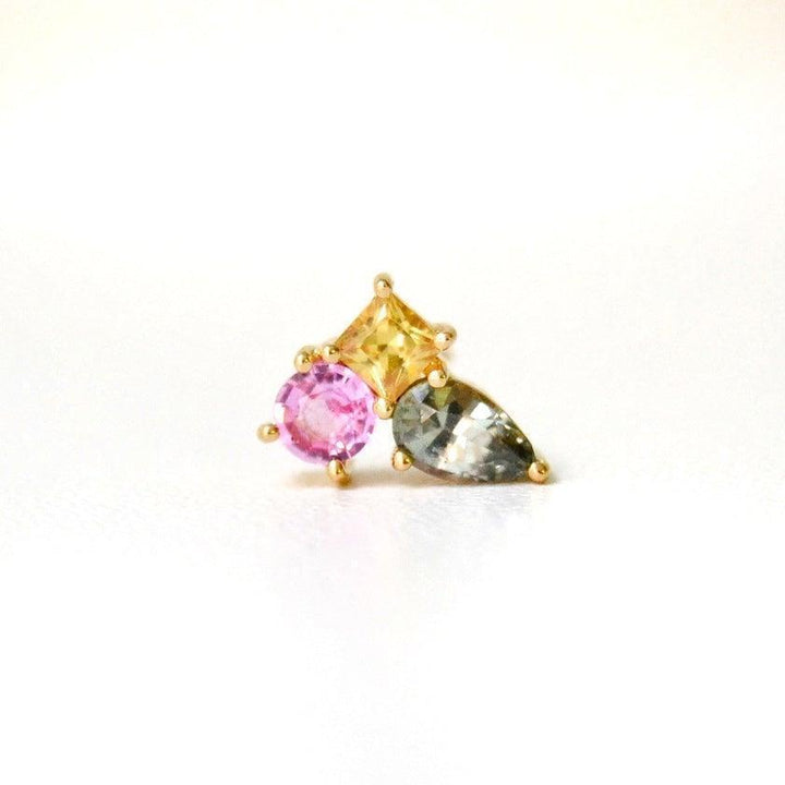 Anpe Atelier Unika Varnaya Stud with Sapphire 23 zeigt einen einzigartigen Ohrstecker in Gold mit rosa, gelben und blauen Steinen. Modell23