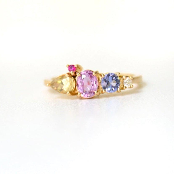 Anpe Atelier Varnaya 18-karätiger Goldring mit Saphiren zeigt eleganten Goldring mit farbigen Saphiren und Diamanten, Modell 27-customized2-001-1