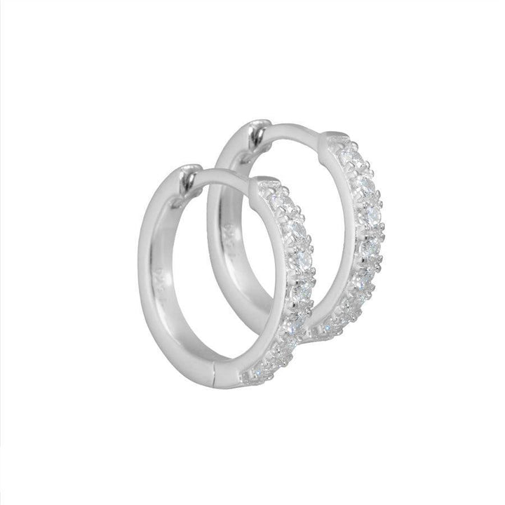 Aqua Dulce Darling Silberohrringe 15 mm, runde Creolen mit klaren Steinen, glänzende Oberfläche. Modell 2290-2290-1